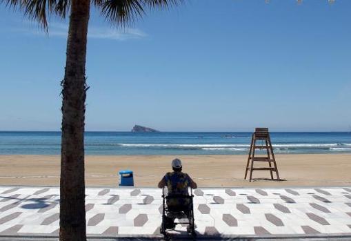 La playa de Levante con la isla de Benidorm al fondo, esta semana cerrada al público