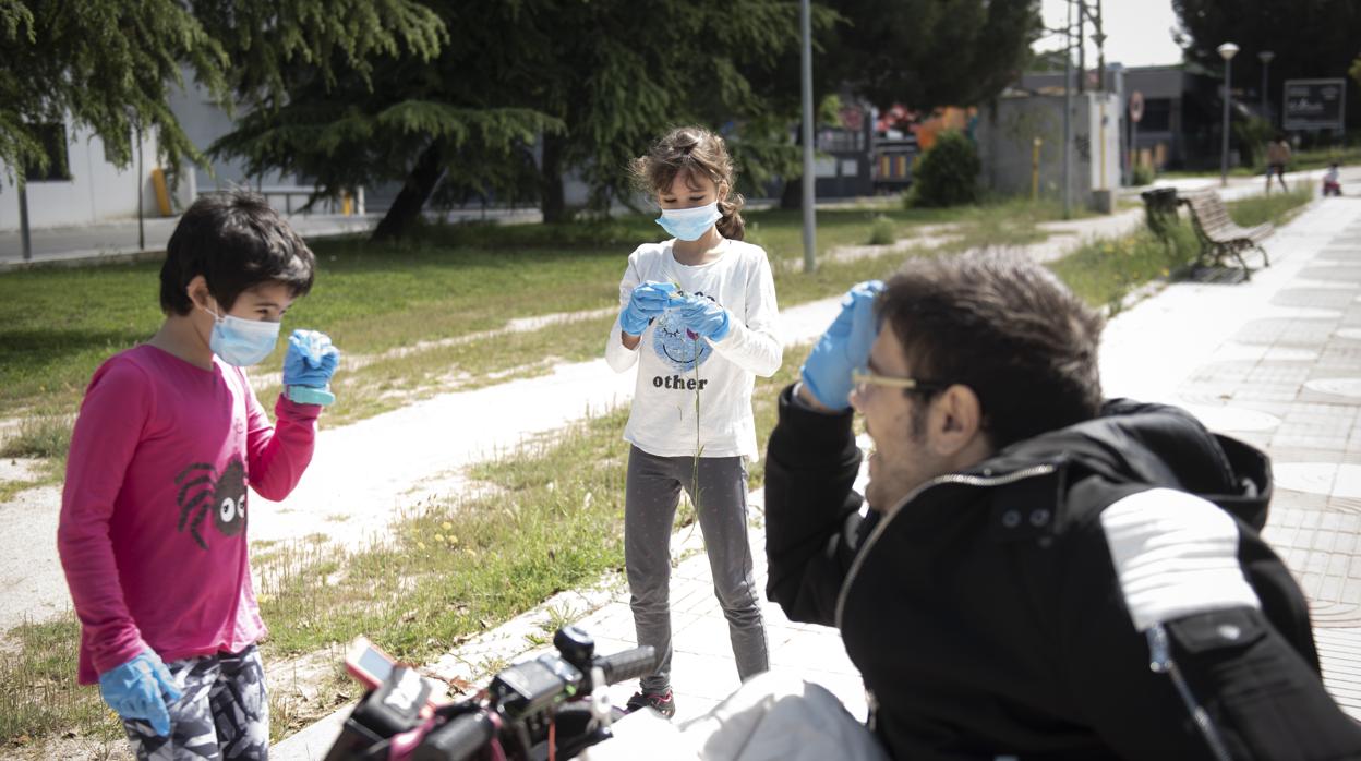 Un padre juega con sus hijos en plena desescalada