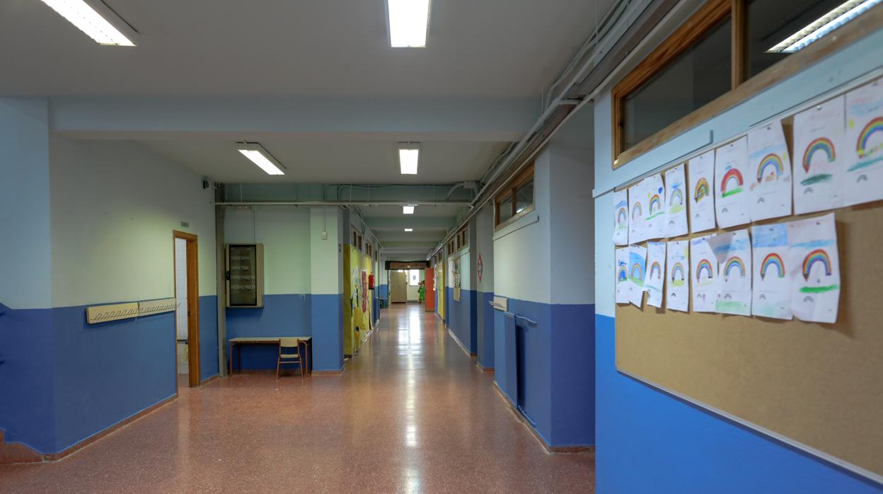 Pasillo de un centro educativo, totalmente vacío en Madrid