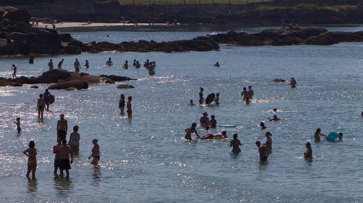 Decenas de personas en una playa viguesa