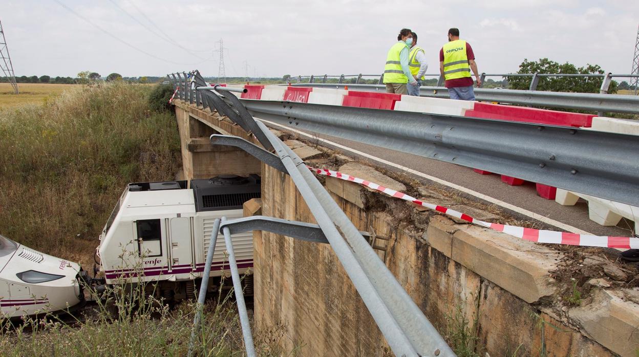 Así quedó la valla de contención después de que el todoterreno se precipitara a la vía del tren