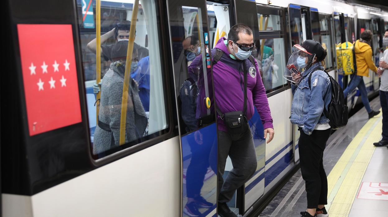 Pasajeris bajan de un tren en la estación de Metro de Sol, el mes pasado