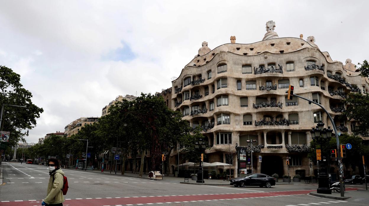 Vista insólita de La Pedrera sin visitantes ni gente alrededor