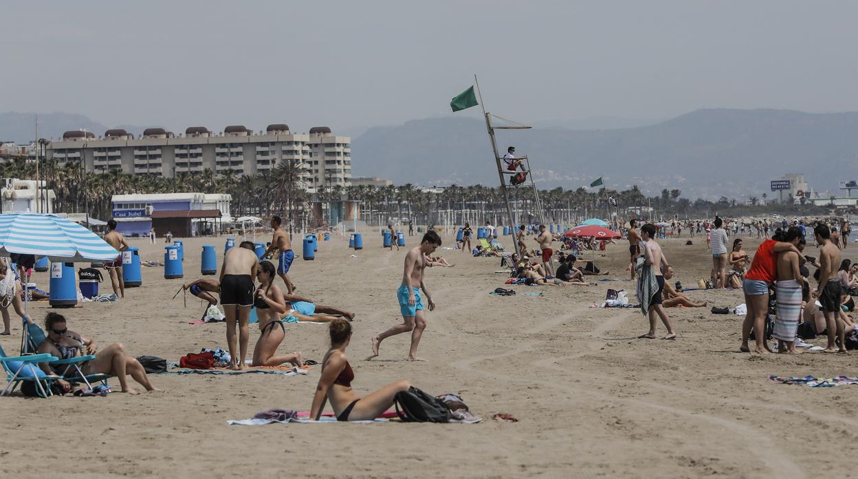 Imagen de una playa de Valencia tras la entrada de la ciudad en la fase dos de la desescalada