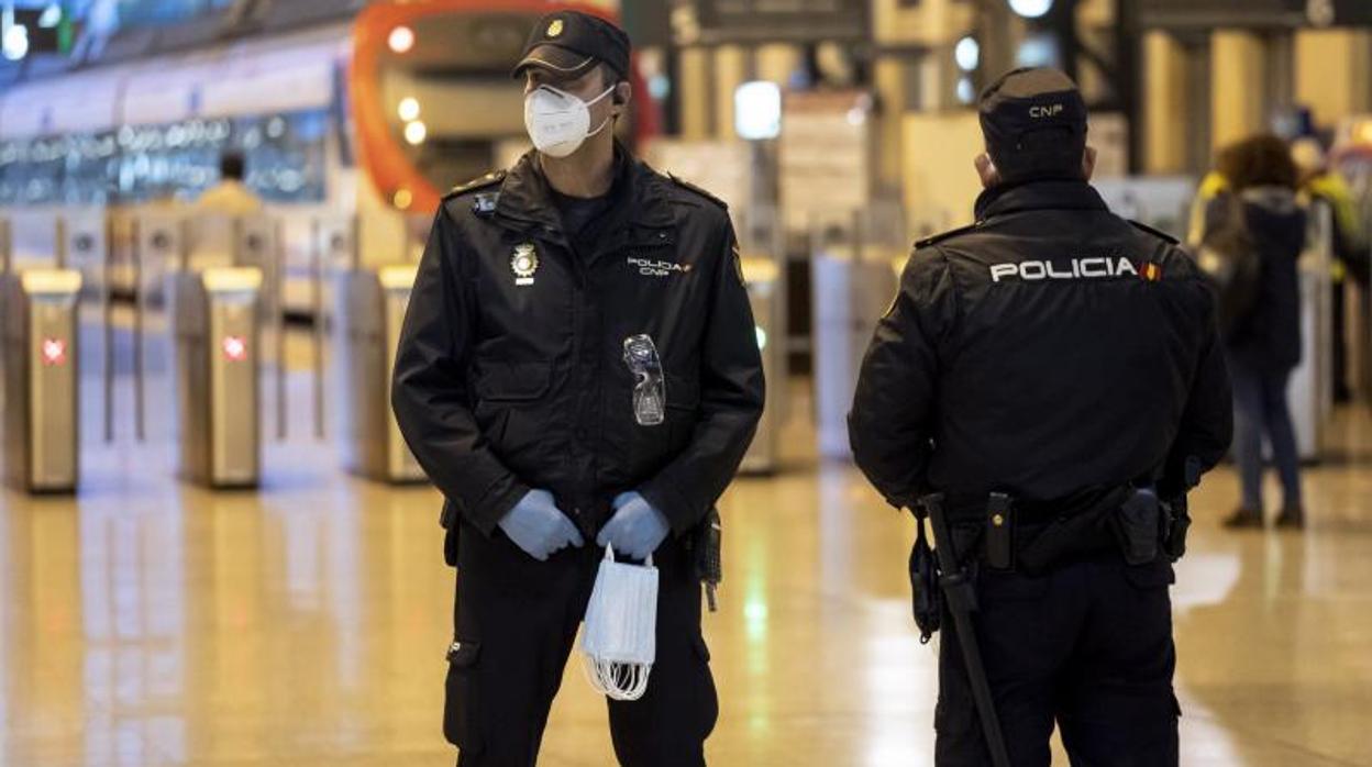 Dos agentes de la Policía Nacional en Valencia