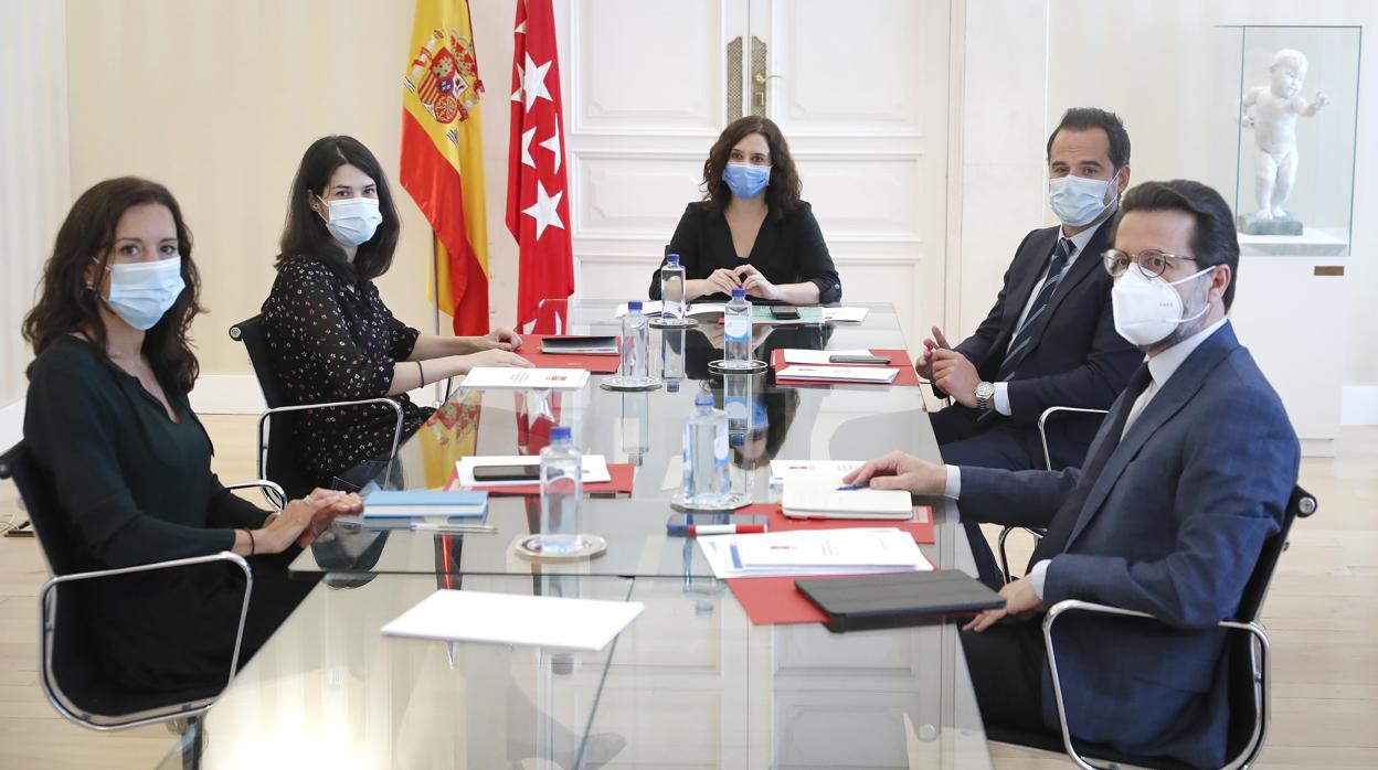 La presidenta Ayuso y el vicepresidente Aguado, con la portavoz de Unidas Podemos Isa Serra y los consejeros Carballedo y Fernández-Lasquetty