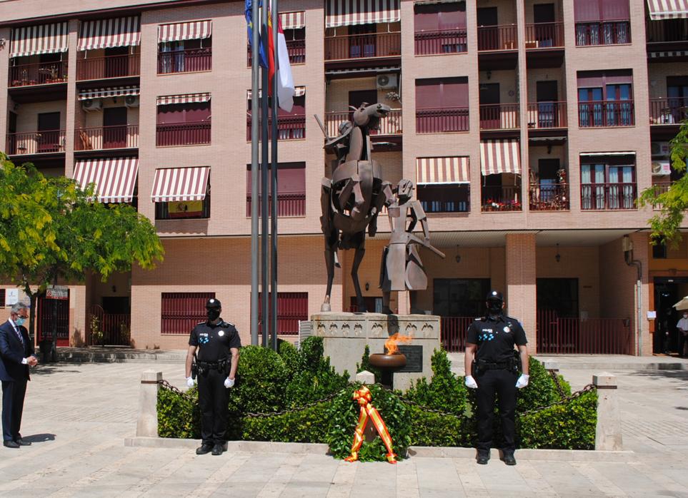 El pebetero encendido, con una corona de laurel y la bandera de España