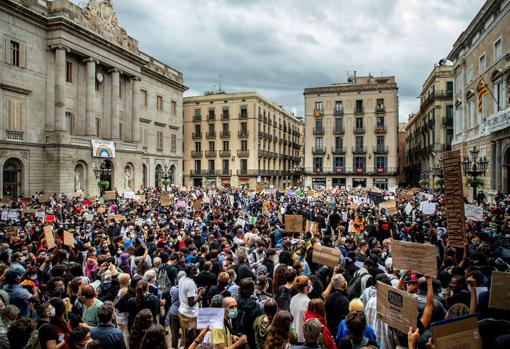 La plaza San Jaime de Barcelona, desbordada este domingo