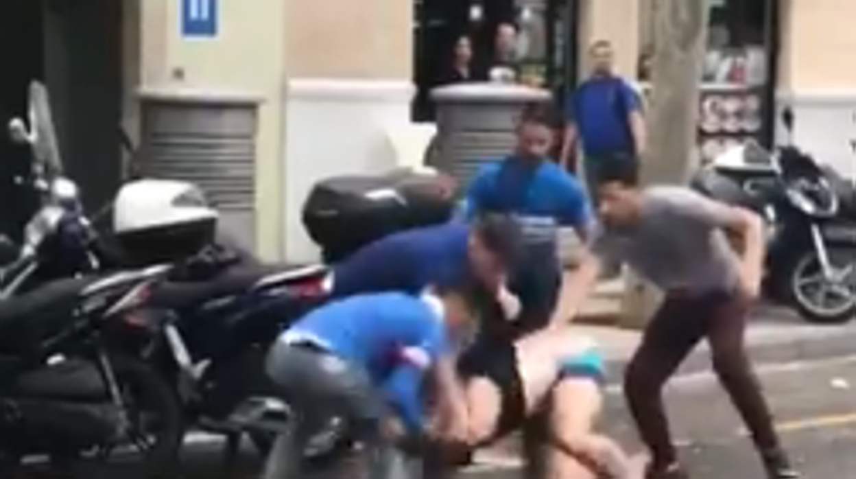 Momento del robo en la Rambla del Raval