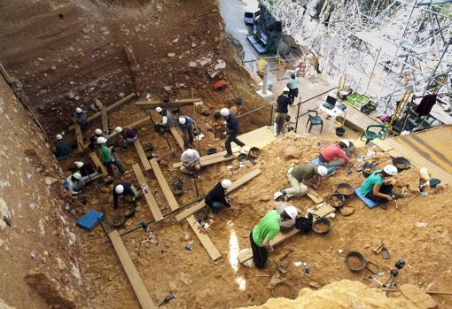 Imagen de archivo de los trabajos en los yacimientos de Atapuerca