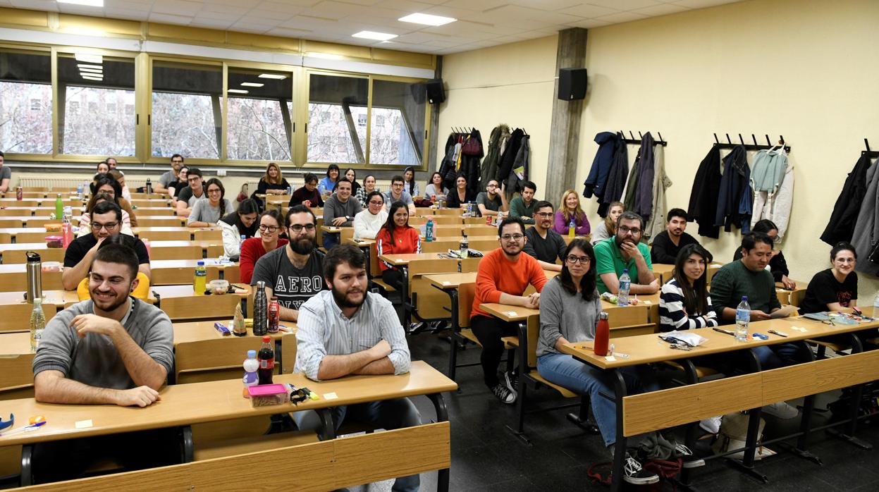 Jóvenes estudiantes en la Universidad Complutense de Madrid