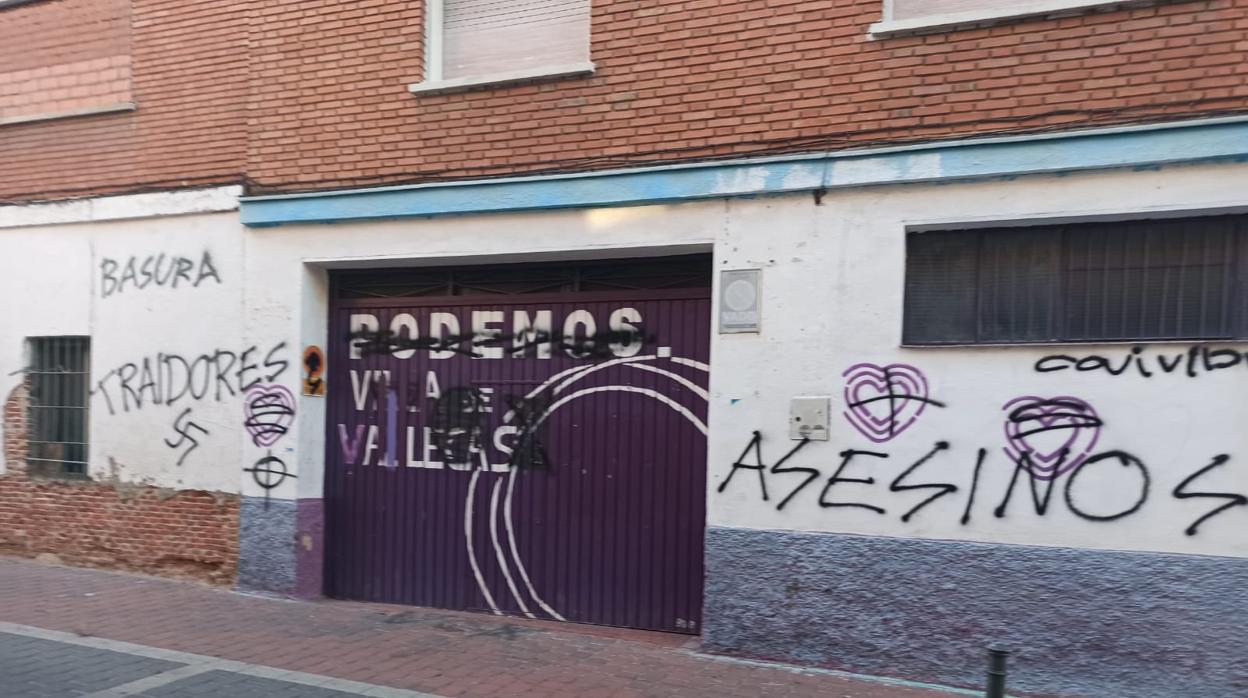 Atacan la sede de Podemos en Vallecas con esvásticas y palabras de «terroristas» y «traidores»