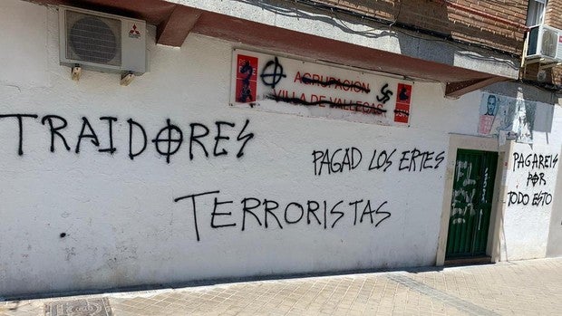 Atacan la sede del PSOE en Villa de Vallecas con pintadas nazis y mensajes de «terroristas»