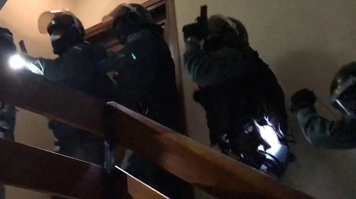 Unidades especiales de la Guardia Civil, cuando intervinieron en el domicilio de Monzón