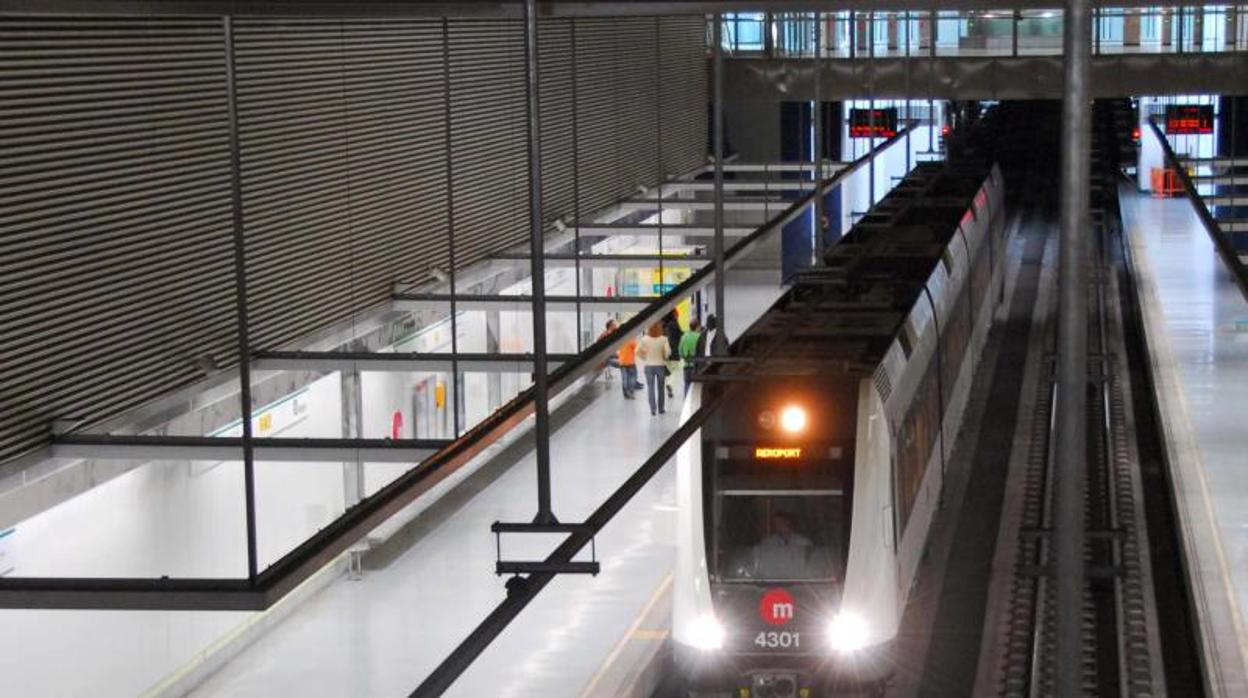 Un convoy de Metrovalencia entra en una estación