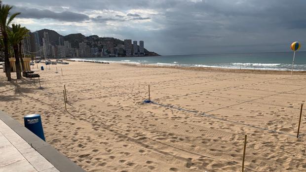 Primeras imágenes de las playas de Benidorm divididas en parcelas para la desescalada