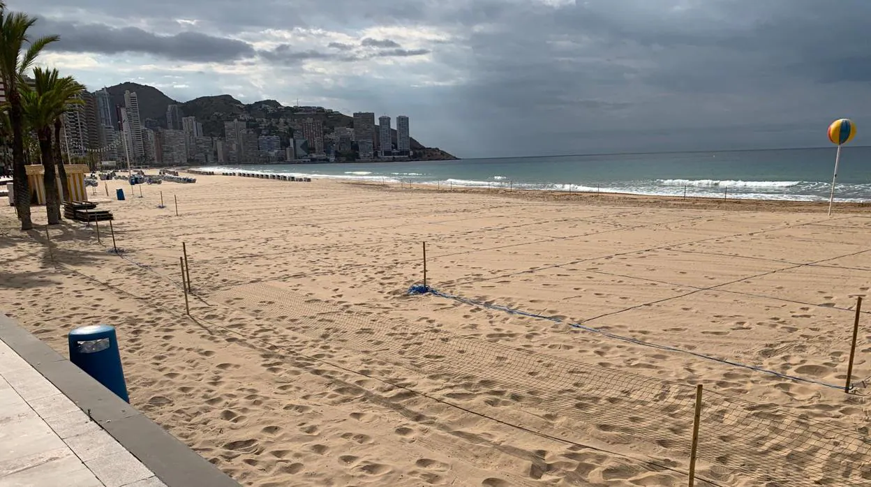 Primeras imágenes de las playas de Benidorm divididas en parcelas para la  desescalada