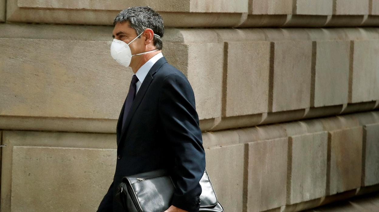 El mayor de los Mossos Josep Lluís Trapero sale de la Audiencia de Barcelona desde donde ha seguido por vía telemática el juicio que se sigue contra él y a sus superiores en el cuerpo en la Audiencia Nacional