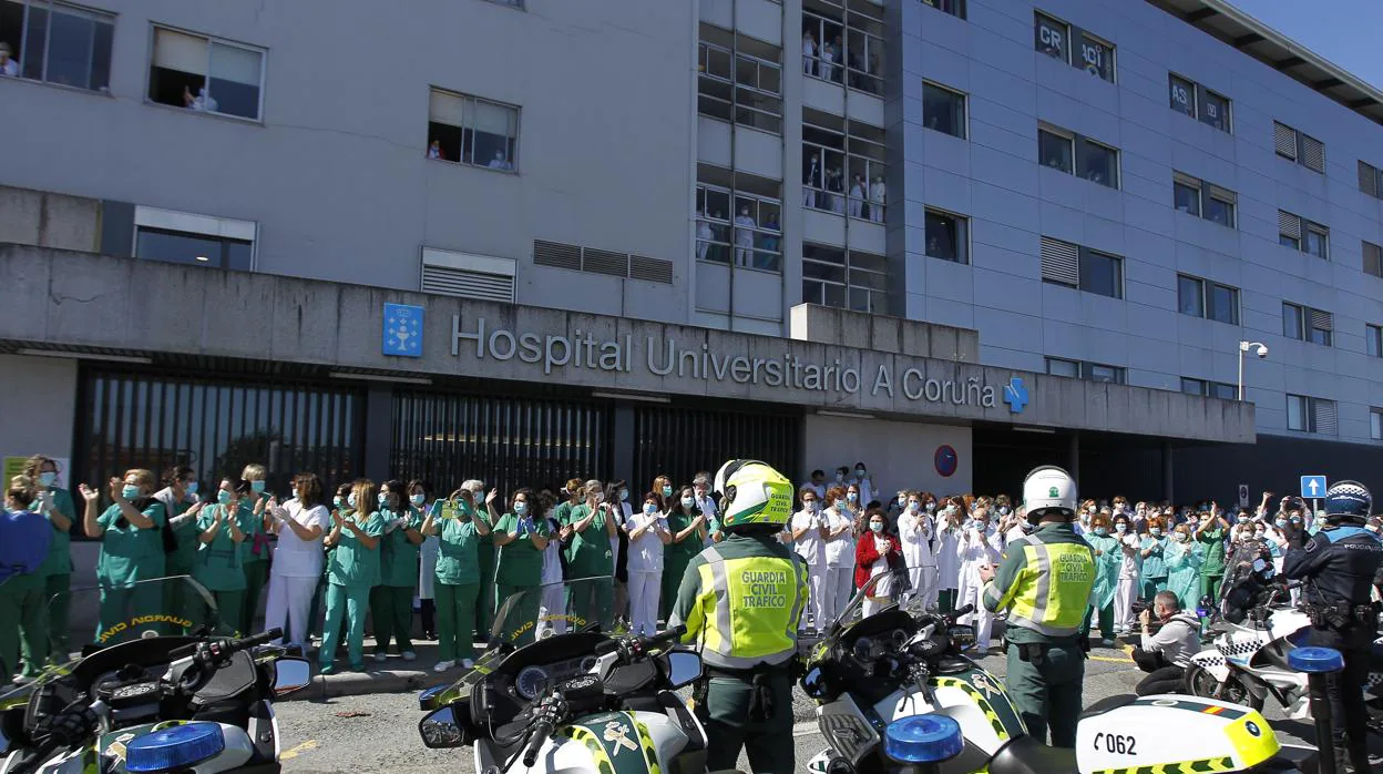 Concentración de sanitarios ante el Hospital de La Coruña