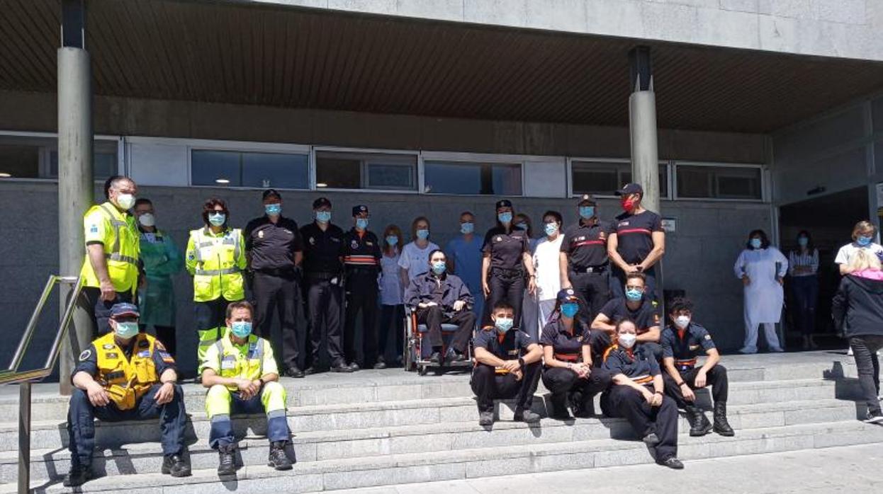 Manuel Laguna, en silla de ruedas, el pasado 5 de junio cuando fue dado de alta y recibió el homenaje de multitud de compañeros que están luchando contra la pandemia