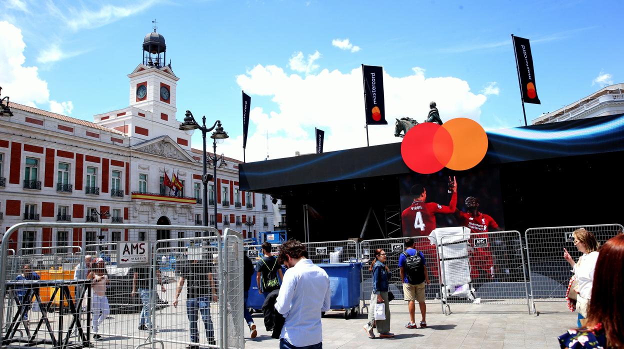 Preparativos de la «fan zone» en la Puerta de Sol, durante la final de la Champions de 2019