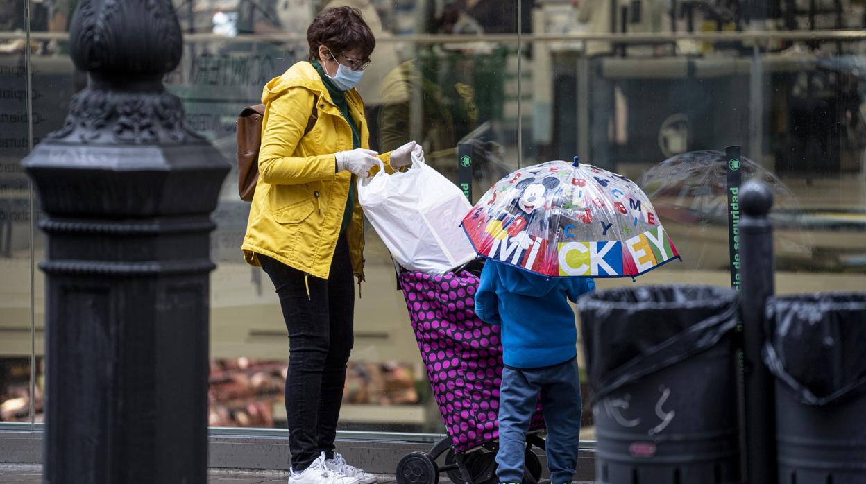 Imagen de archivo de una mujer con su hijo comprando en un supermercado