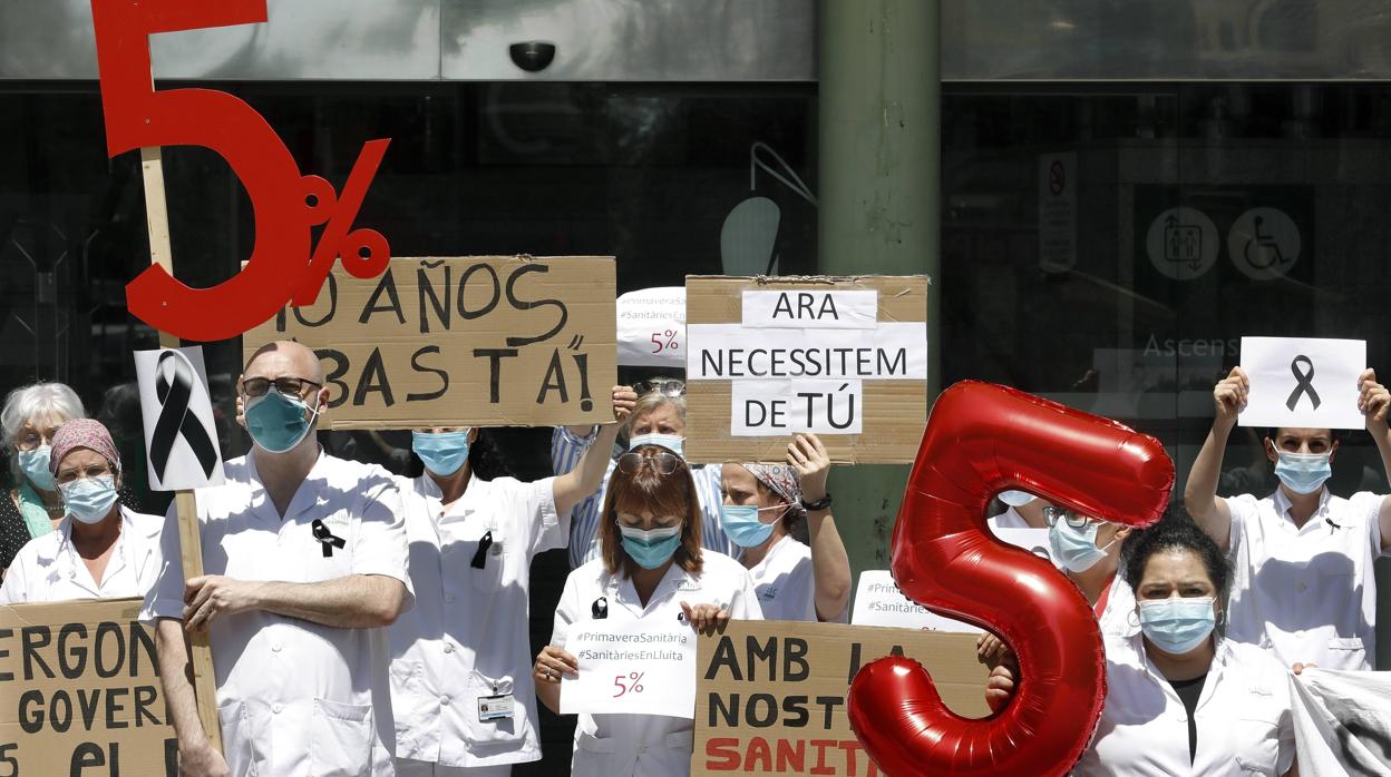 Profesionales del Hospital Clínic de Barcelona durante una concentración este mes de junio