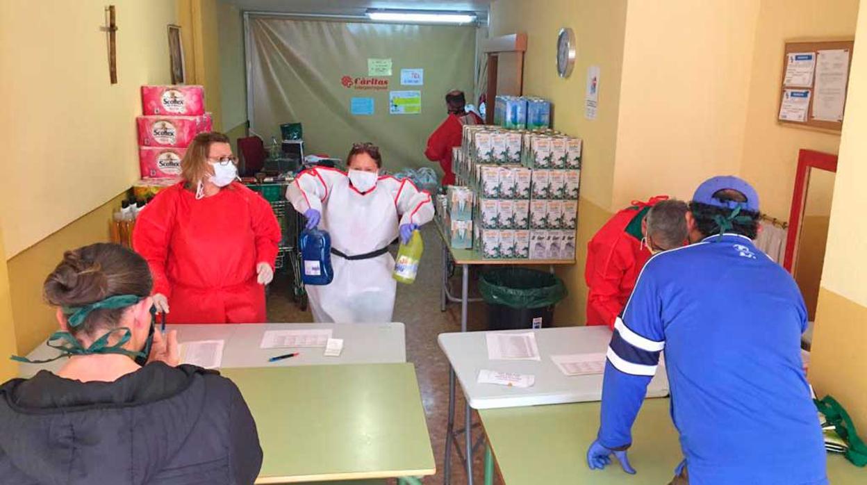 Imagen de un reparto de comida en uno de los centros de Cáritas en la provincia de Valencia