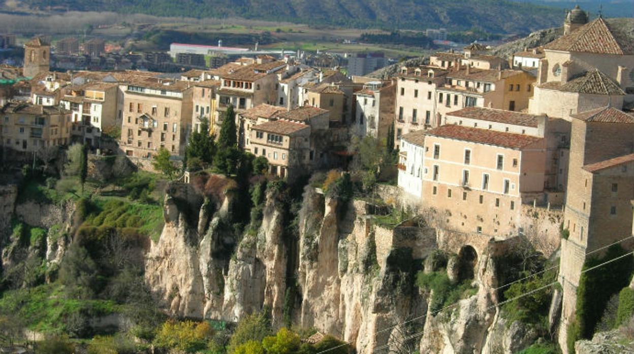 Vista de la hoz del Huécar con el Casco Antiguo de Cuenca en la parte superior