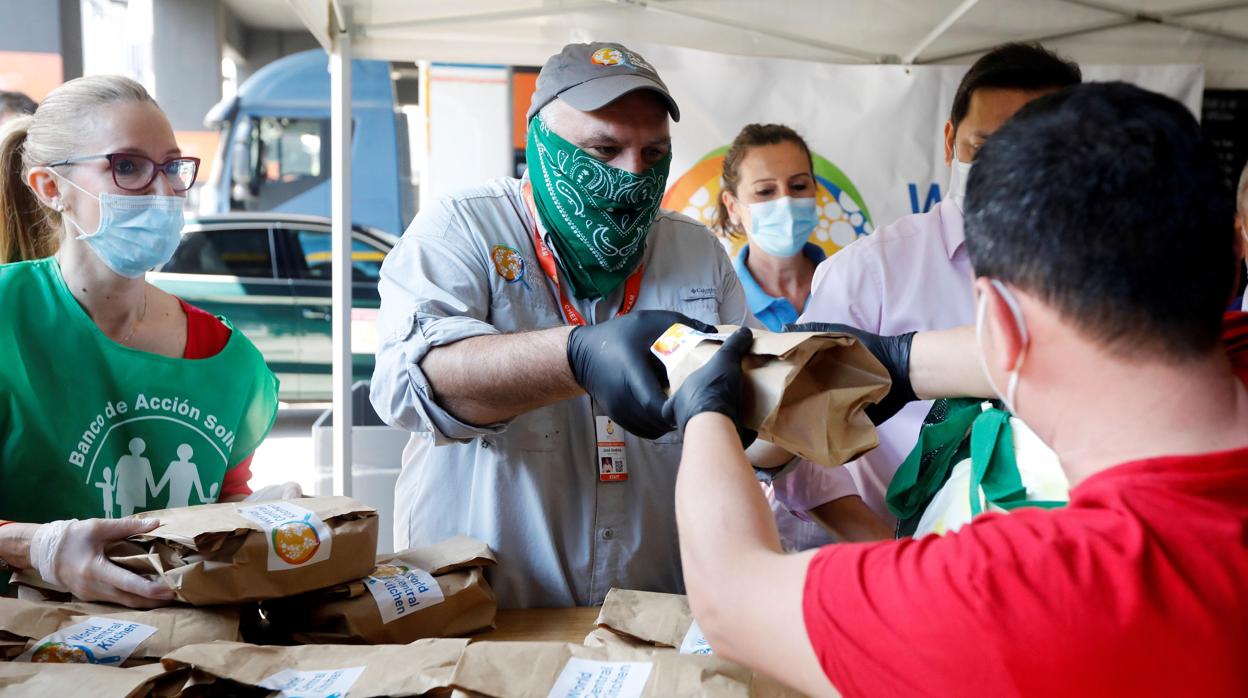 Imagen del cocinero José Andrés durante el reparto de menús este miércoles en Mestalla