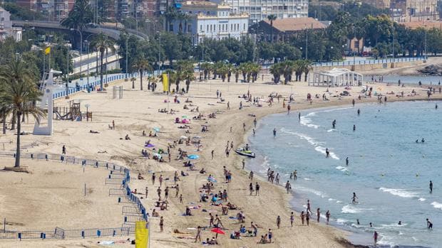 La Generalitat busca a mil jóvenes para informar del Covid-19 en las playas este verano por 3.300 euros
