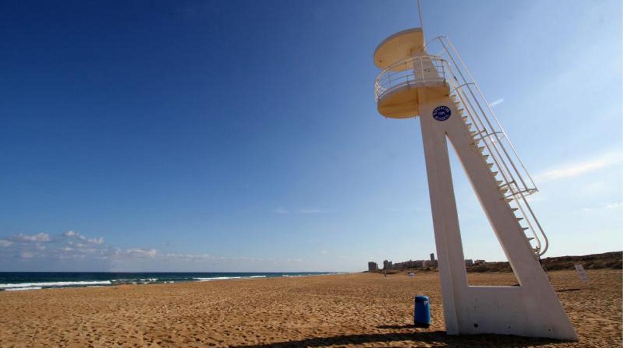 Torre de vigilancia en una playa de Elche