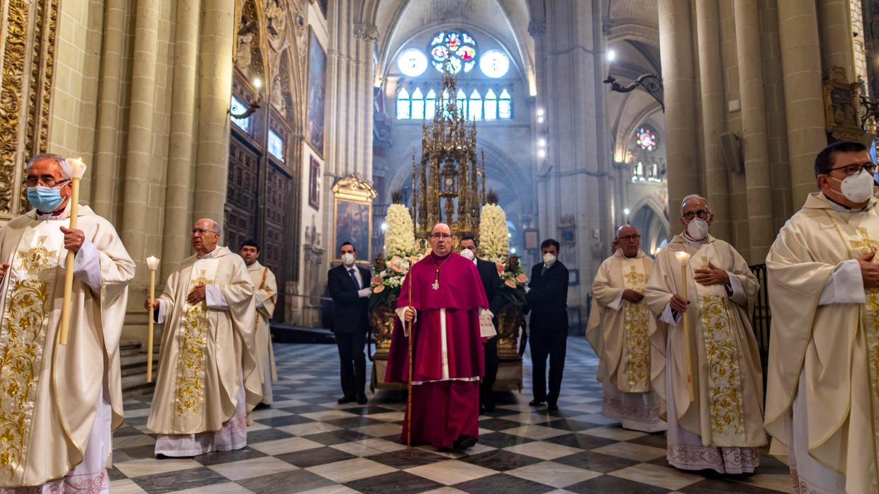 La Custodia de Arfe solo ha procesionado por la Catedral ante la mirada de 500 personas