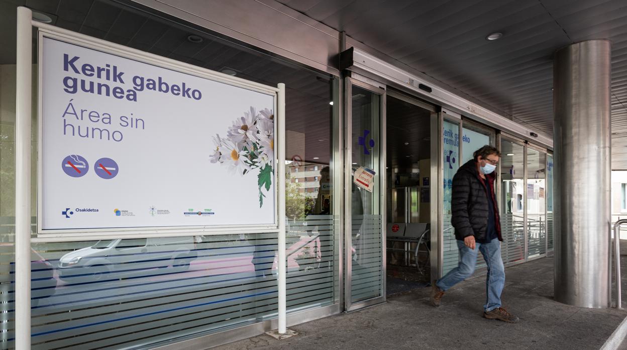 Un hombre sale del Hospital de Txagorritxu este lunes