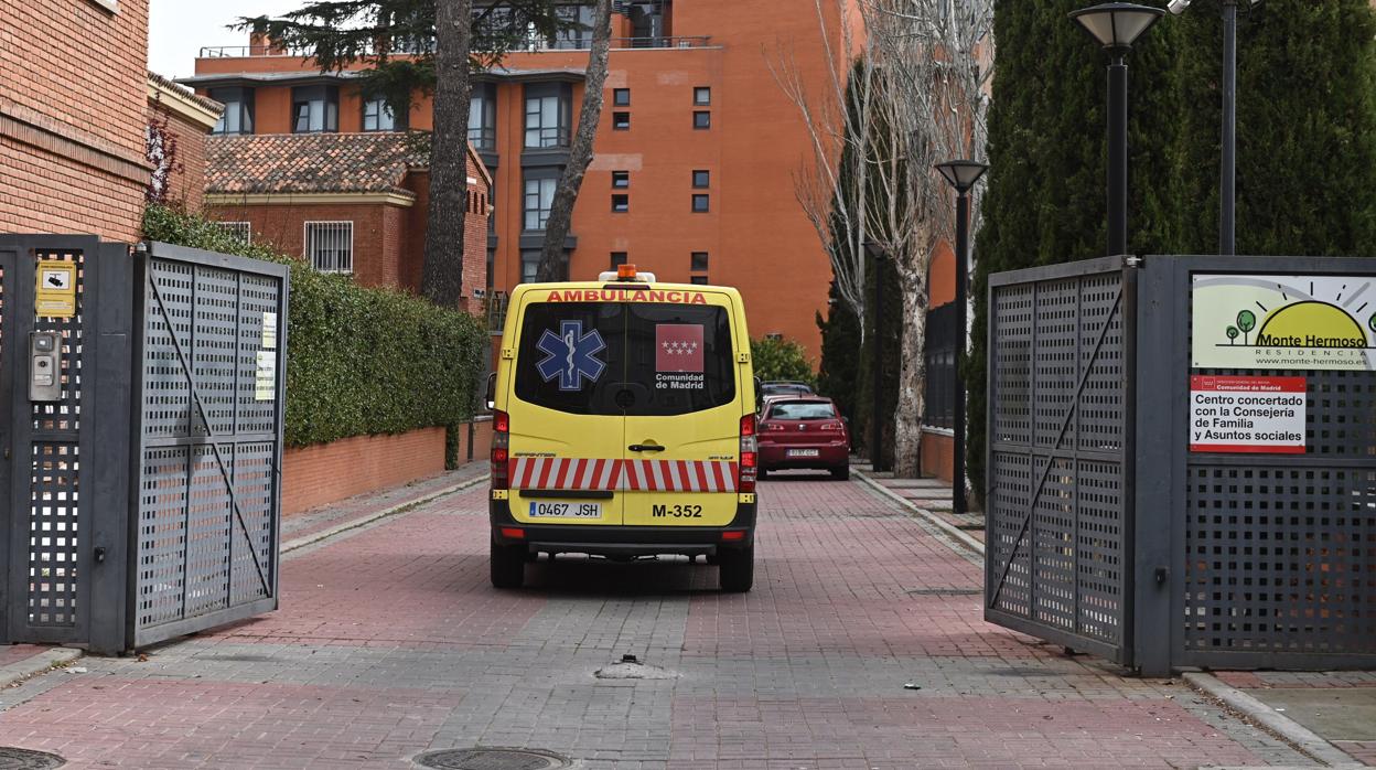 Una ambulancia, a las puertas de una residencia de ancianos, en marzo