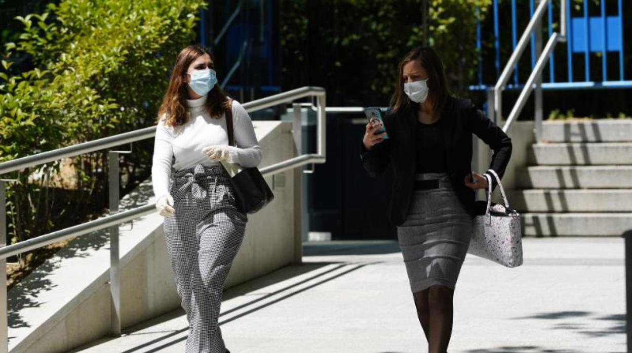 Dina Bousselham y su letrada, Marta Flor