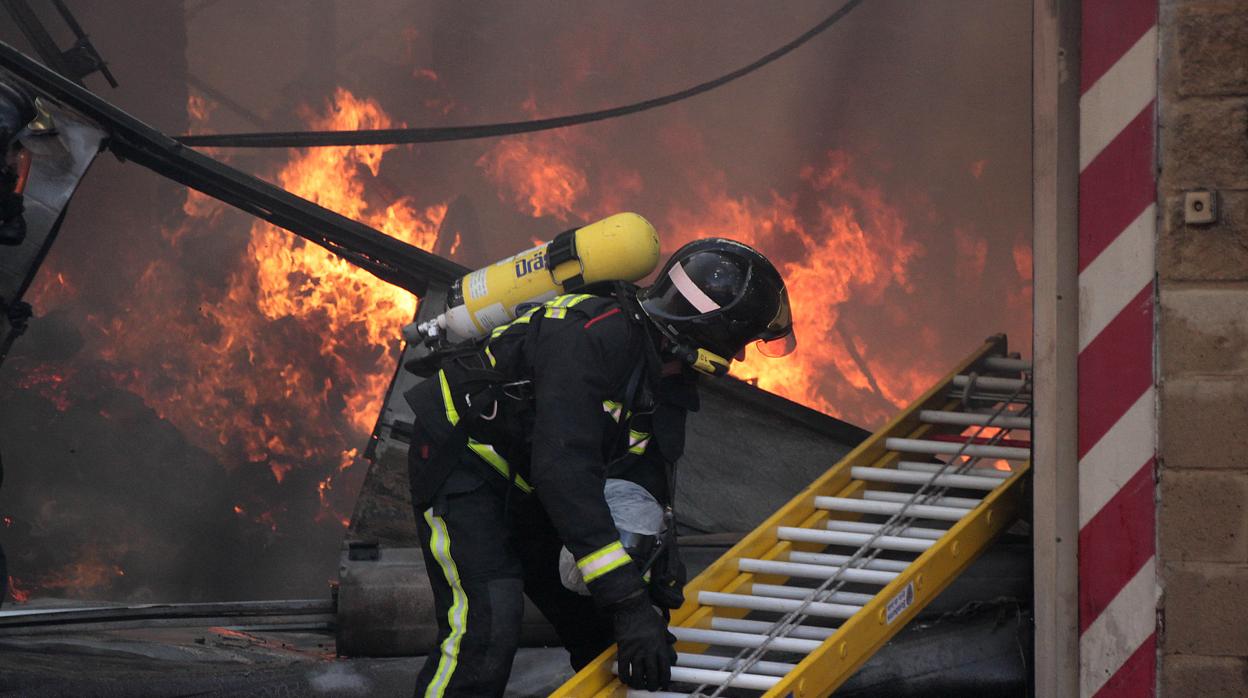 Efectivos del Cuerpo de Bomberos de León trabajaron en la extinción del incendio