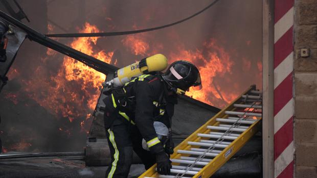 Un incendio provocado por unas chispas de radial calcina tres naves en Valverde de la Virgen (León)