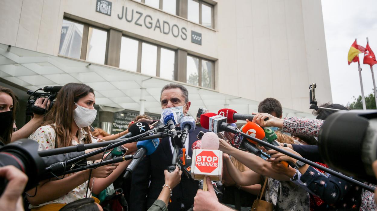 José Manuel Franco atiende a los medios después de declarar ante el juez