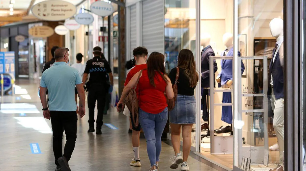 Los centros comerciales podrán estar al 40% de su aforo en zonas comunes y al 50%, en tiendas