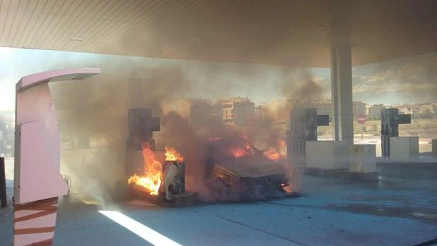 En imágenes: el aparatoso incendio de un coche en una gasolinera en Valencia