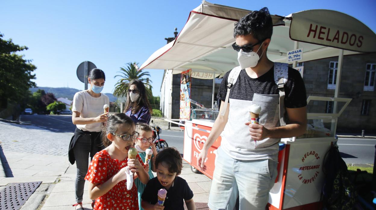 Familia tomando un helado en el parque de la Alameda, en Santiago