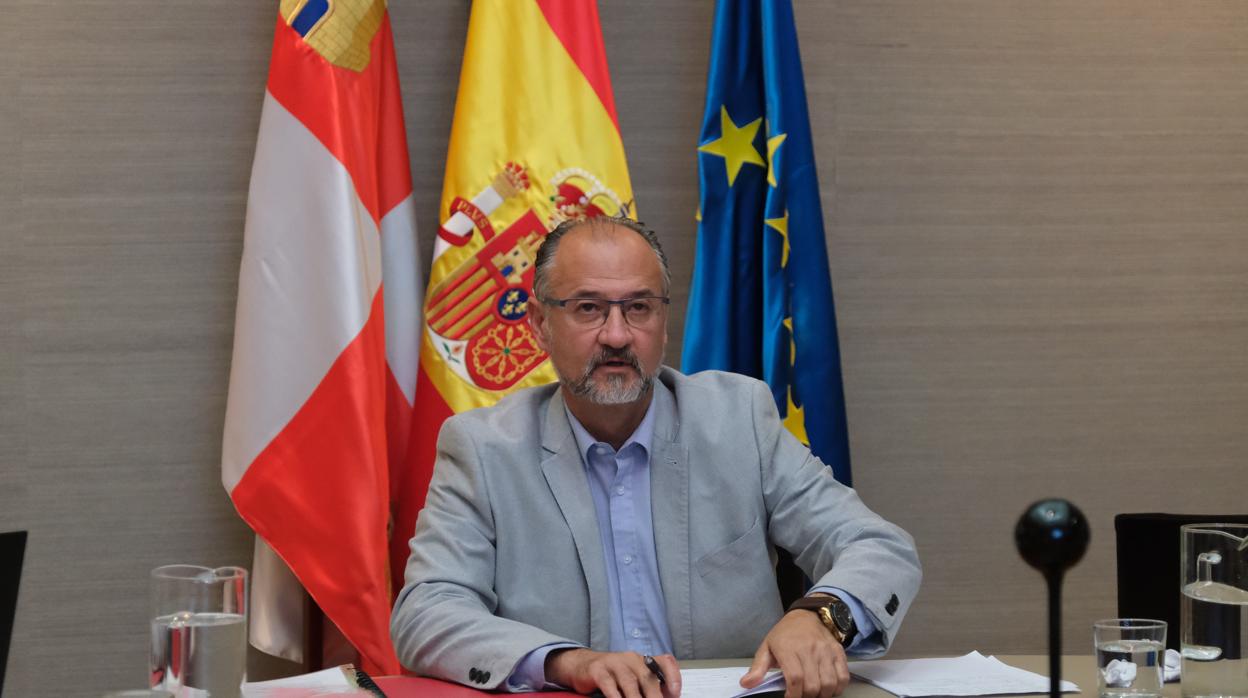 Luis Fuentes, esta tarde durante la reunión del CALRE