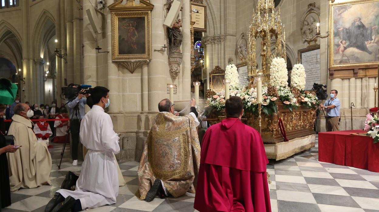 El arzobispo frente al Santísimo