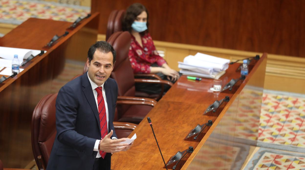 En primer plano, el vicepresidente, Ignacio Aguado; detrás, la presidenta Isabel Díaz Ayuso