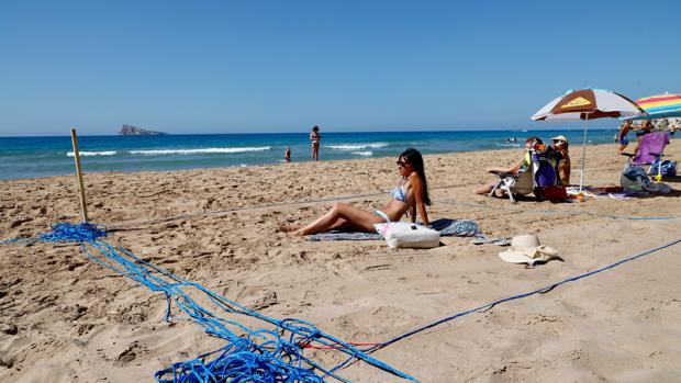 Primeras imágenes de los bañistas en las playas de Benidorm con la «nueva normalidad»