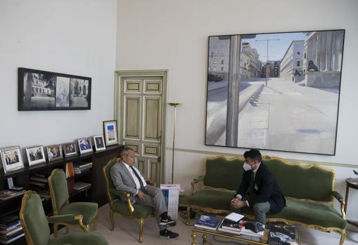 Momento de la entrevista, con un cuadro del Congreso de los Diputados