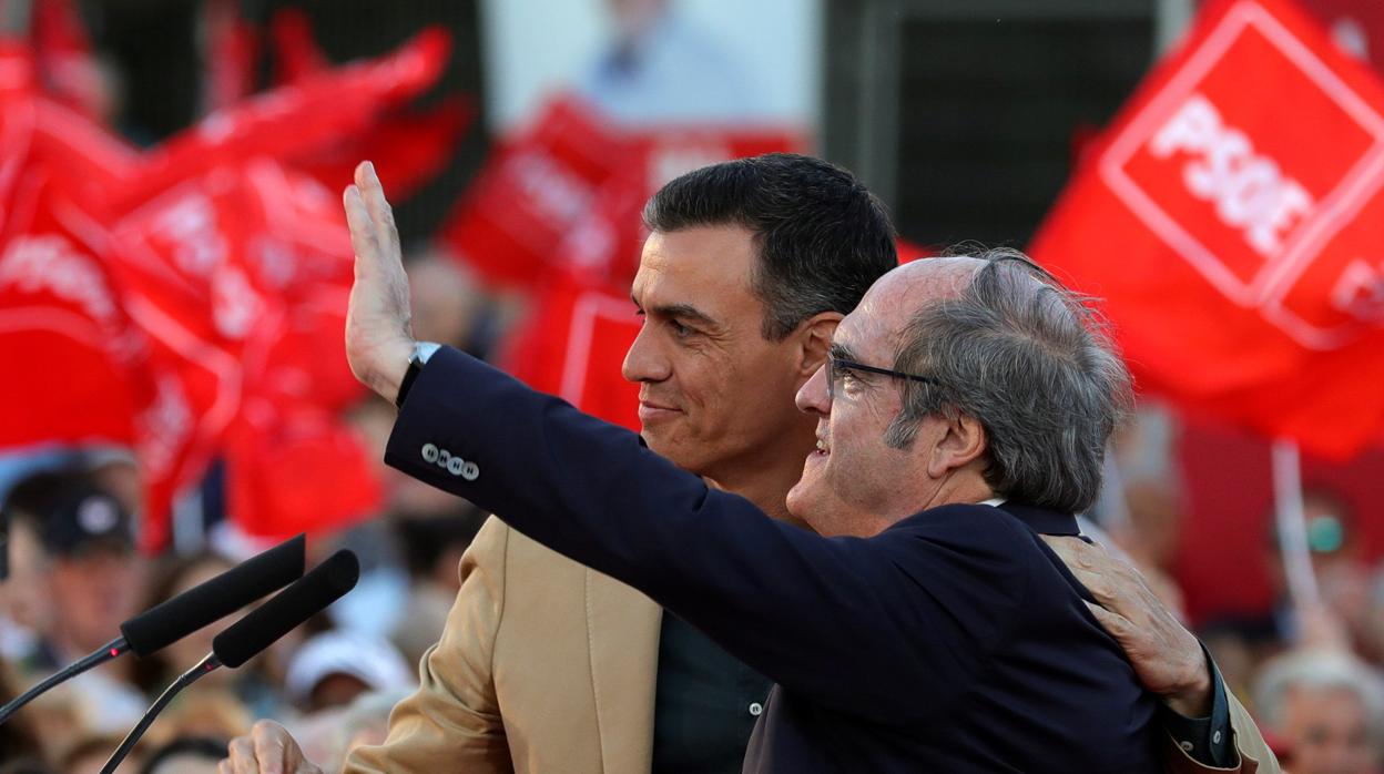 Pedro Sánchez, junto a Ángel Gabilondo en un acto electoral