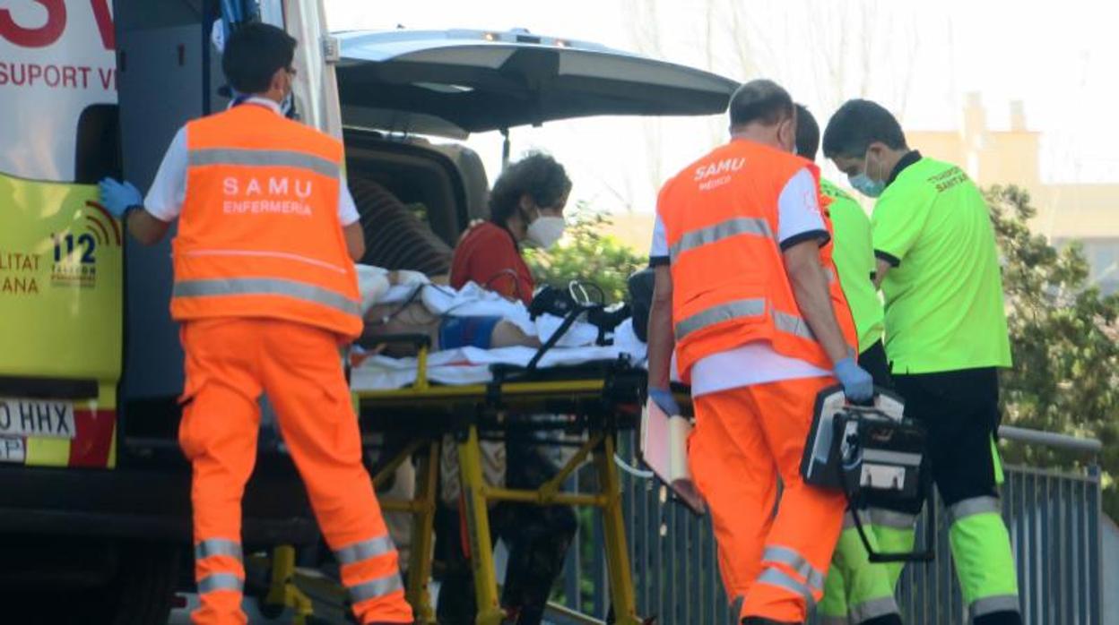 Personal del SAMU realizan un traslado de un enfermo durante el estado de alarma