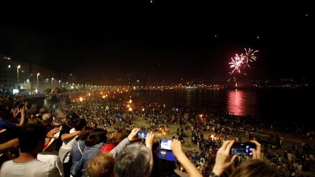 La Coruña prohibe hacer hogueras en la vía pública la noche de San Juan